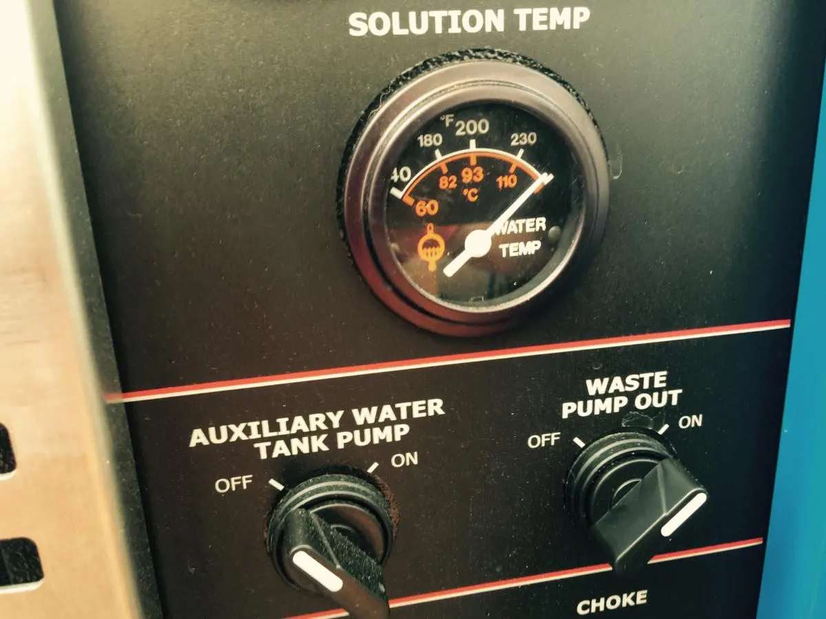 Solution temperature gauge on our extraction unit