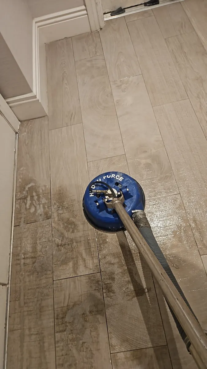 Spinner tool cleaning wood-look porcelain tile
